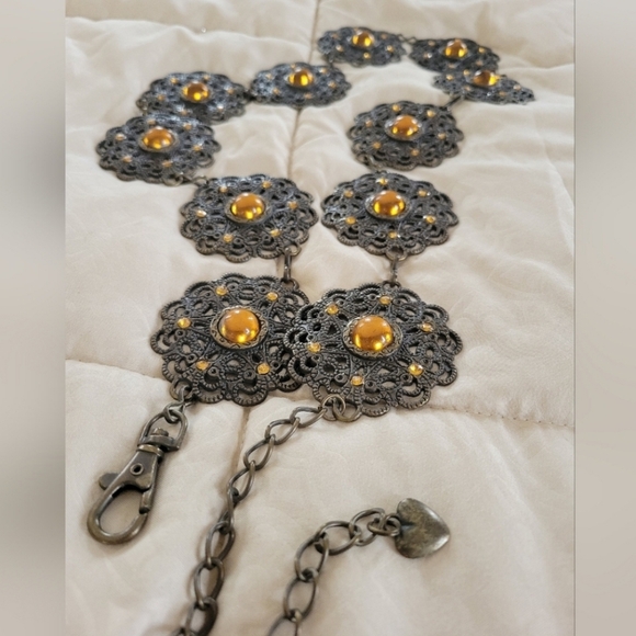 VTG Bronze Tone & Amber Lucite Flower Hippie Chain Belt w/ Rhinestone Ac… - Picture 6 of 13